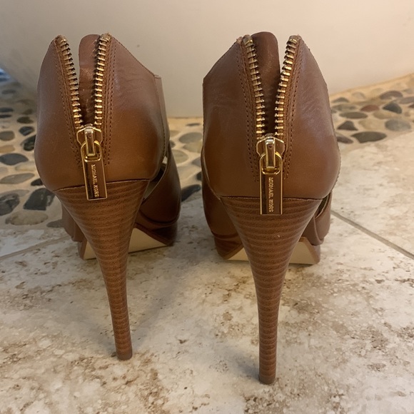 Michael Kors brown leather Sandler, gold zipper. Gorgeous!! Size 8 - Picture 2 of 4